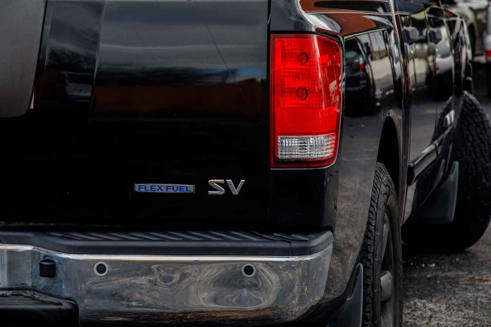 2011 BLACK NISSAN TITAN SV Crew Cab 2WD (1N6BA0ED7BN) with an 5.6L V8 DOHC 32V FFV engine, 5-SPEED AUTOMATIC transmission, located at 420 E. Kingsbury St., Seguin, TX, 78155, (830) 401-0495, 29.581060, -97.961647 - Photo#6